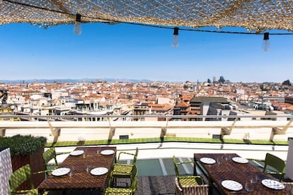 Después de un invierno intenso, el Círculo de Bellas Artes mantiene en su azotea esta temporada la que fue, sin duda, la gran novedad el pasado verano: el restaurante Tartan Roof.