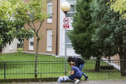 Flores en la farola junto a la que ocurrió el accidente.