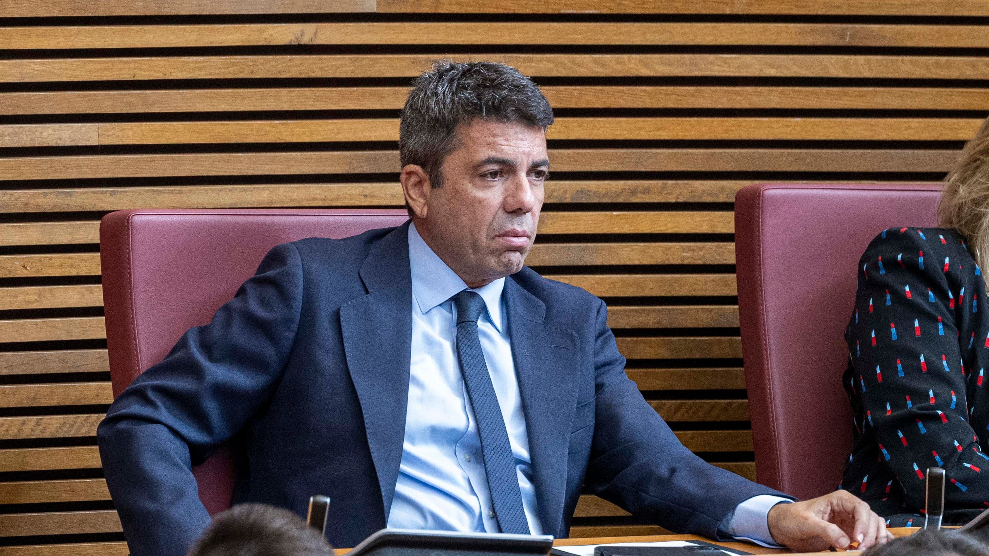 El ‘whatsapp’ de un alto cargo a Mazón 45 minutos antes de enviar la alerta: “Va a haber un huevo de afectados”