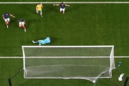 Adrien Rabiot celebra el primer gol de Francia.