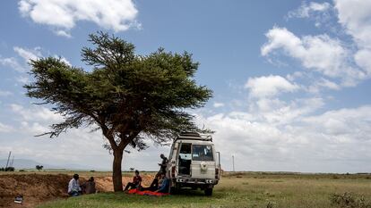 Parte del equipo de arqueólogos espera a las afueras de Jijgiga a la documentación necesaria para poder pasar los controles de carretera y llegar a uno de los destinos del proyecto.