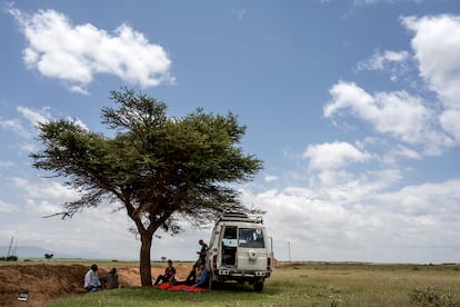 Parte del equipo de arqueólogos espera a las afueras de Jijgiga a la documentación necesaria para poder pasar los controles de carretera y llegar a uno de los destinos del proyecto.