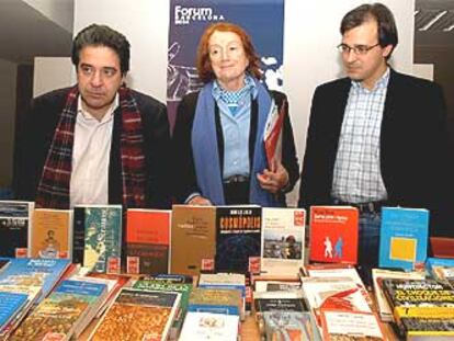 De izquierda a derecha, Eduardo Gonzalo, Rosa Regàs y José María Ridao, ayer, con algunos libros de la colección Biblioteca Selecta Fórum.