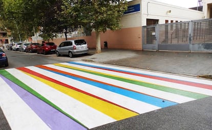 Uno de los pasos de cebra ya pintados de colores.