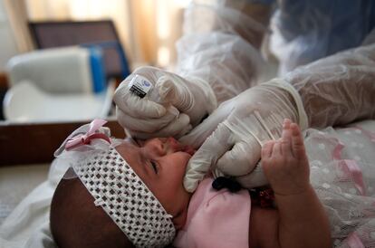 Un empleado de NNUU vacuna contra la polio en una clínica del campo de refugiados de Bureij, en Gaza, el pasado 9 de septiembre.