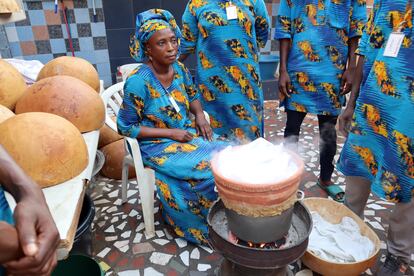 Una vez preparada la masa, tras su proceso de tamizado e hidratación, el producto se cuece al vapor. Esta fase se realiza con la ayuda de una olla de aluminio llena de agua, sobre la que se coloca otra de barro, que es la vaporera tradicional.