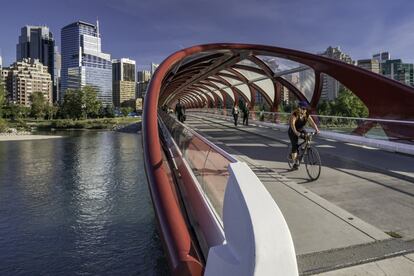 Un ciclista atraviesa el río Bow en Calgary, en el Estado canadiense de Alberta. Esta es la quinta ciudad donde mejor se vive. El informe destaca que una escasa densidad de población, una superficie mediana y unos bajos niveles de violencia parecen ser la receta para conseguir una elevada calidad de vida.