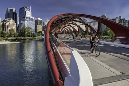 Un ciclista atraviesa el río Bow en Calgary, en el Estado canadiense de Alberta. Esta es la quinta ciudad donde mejor se vive. El informe destaca que una escasa densidad de población, una superficie mediana y unos bajos niveles de violencia parecen ser la receta para conseguir una elevada calidad de vida.