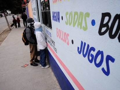 Dos niños compran en una tienda afuera de una escuela en el Estado de Tamaulipas.