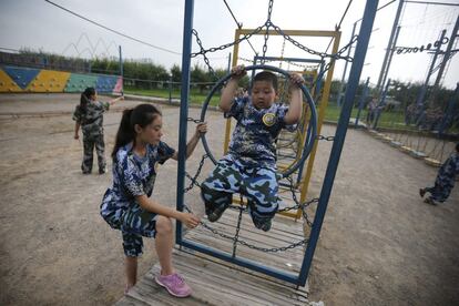 Los niños que participan en el campamento reciben entrenamiento físico.