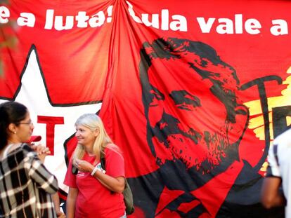 Simpatizantes de Lula protestan por su encarcelamiento en Curitiba, Brasil.