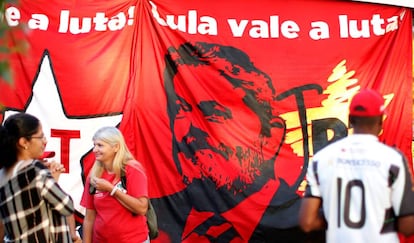 Simpatizantes de Lula protestan por su encarcelamiento en Curitiba, Brasil.