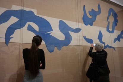 La obra 'The Swimming Pool', de Henri Matisse, durante una exposición dedicada al artista francés en el MoMA, en 2014. 