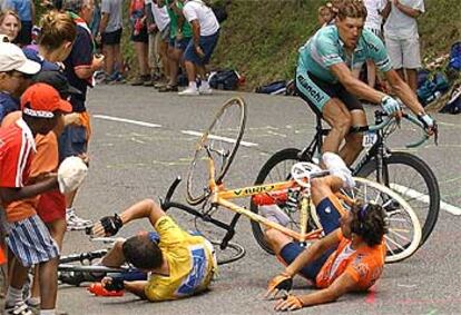 Armstrong, a la izquierda, acaba de caer, y Mayo, al no poder evitarle, cae también, mientras Ullrich sí logra pasar.