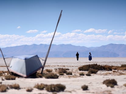 Valerio Rojas y su mujer Cristina Mamani caminan por el Lago Poopó, el segundo lago más grande de Bolivia, que se ha secado.