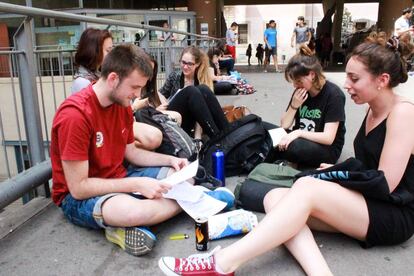 Estudiantes de Bachillerato repasando en un descanso de su examen de Selectividad en Barcelona.