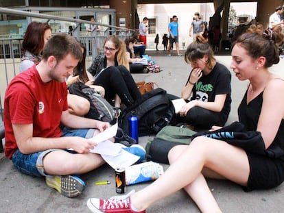 Estudiantes de Bachillerato repasando en un descanso de su examen de Selectividad en Barcelona.