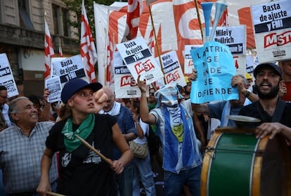 En esta manifestación, los grupos se han desplegado en puntos específicos con la intención de evitar los incidentes de hace una semana, cuando un centenar de manifestantes terminaron presos y hubo una decena de heridos. 