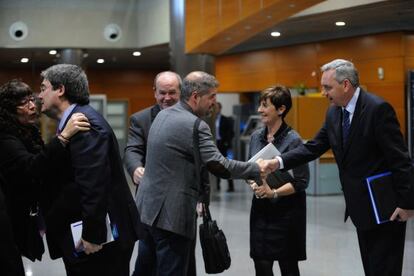 Saludo entre asistentes a la primera reunión de la mesa de diálogo social.