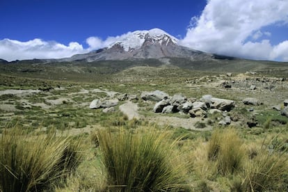 Debido a la forma de la Tierra (achatada en los polos y abultada en el Ecuador), la cumbre del Chimborazo, en Ecuador, es el punto más alejado del centro de la Tierra, superando a la cima del Everest por dos kilómetros. En cierto modo, la montaña más alta del planeta. El camino de subida más transitado a este volcán de 6.310 metros (en la foto) es la ruta del Castillo, por la que se tardan entre 12 y 14 horas en llegar hasta la cumbre.