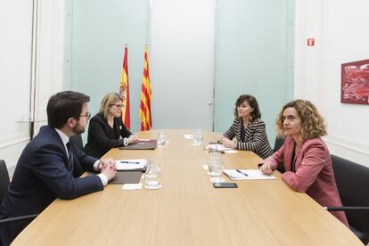 Desde la izquierda, el vicepresidente de la Generalitat y 'conseller' de Economía, Pere Aragonés; la 'consellera' de Presidencia, Elsa Artadi ; la vicepresidenta del Gobierno, Carmen Calvo, y la ministra de Politica Territorial, Meritxell Batet, durante la reunión que mantuvieron este jueves en Barcelona, paralelamente a la del presidente del Gobierno, Pedro Sánchez, y el de la Generalitat, Quim Torra, en el Palau de Pedralbes de Barcelona, en la víspera del Consejo de Ministros que se celebra este viernes en la Llotja de Mar.