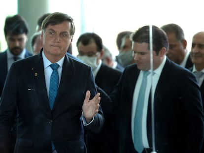 Presidente Jair Bolsonaro acompanhado por parlamentares após anúncio do novo programa social, o Renda Cidadã, em Brasília.