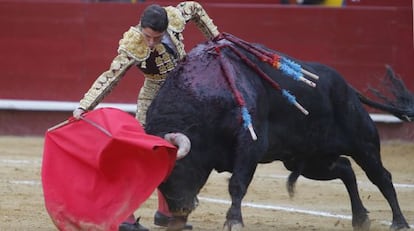 Fernando Robleño pasa de muleta al segundo de la tarde, un sobrero de Valdefresno.