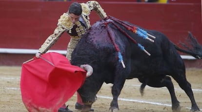 Fernando Roble&ntilde;o pasa de muleta al segundo de la tarde, un sobrero de Valdefresno. 