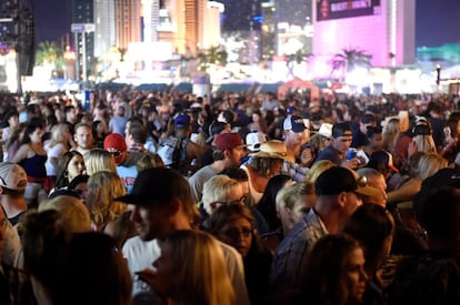 Uma multidão se concentranos arredores do festival depois do tiroteio.