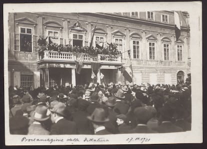 El escritor italiano Gabriele D`Annuncio durante su estancia en Fiume, hoy Rijeka (Croacia), entre septiembre de 1919 y diciembre de 1920.