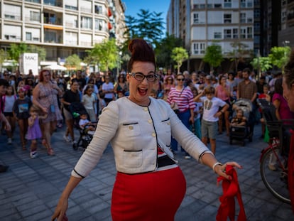 La compañía Las Kakofónicas, durante el espectáculo 'Inauguración' en la calle de Consell de Cent, que debuta como escenario de las fiestas de La Mercè.