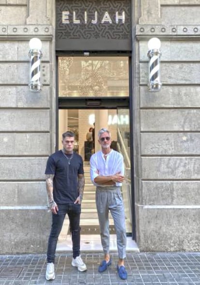 Jaime Beriestain (derecha) y Stephen James, propietario de la peluquería Elijah, en Barcelona.