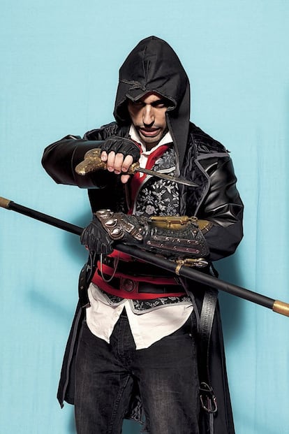 Edad 30 años. Dos haciendo cosplay. Personaje Jacob Frye, del videojuego Assassin's creed syndicate. ¿Por qué este personaje? "Me gusta la temática del juego, ambientado en el Londres del s. XIX. ¡Y porque sus trajes son una pasada!". ¿Cuánto tiempo te costó hacerlo? "Unas dos semanas. Lo hice antes de que saliera el juego. Hasta hice el bastón, aunque ahora se puede comprar el oficial".