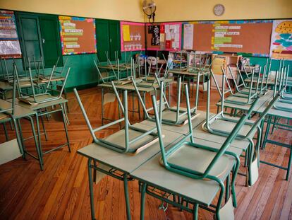 Un aula desierta en el colegio público Rufino Blanco de Madrid.