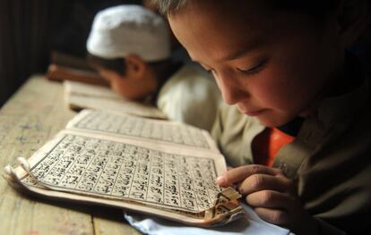 Un niño aprende a leer el Corán en una mezquita en Kabul (Afganistán).