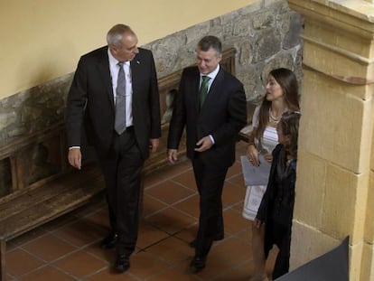 Iñigo Urkullu, en el centro, acompañado por el rector de la Universidad de Mondragón, Iosu Zabala.