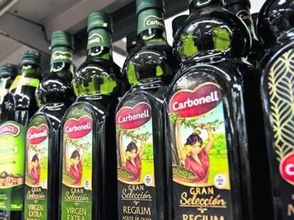 Botellas de aceite de la marca Carbonell, propiedad de Deoleo. 