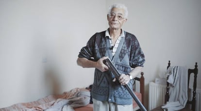 Christos Stratis, un jubilado grecochipriota que vive en el lado sur de la Línea Verde, muestra el rifle que tiene debajo de las sábanas.
