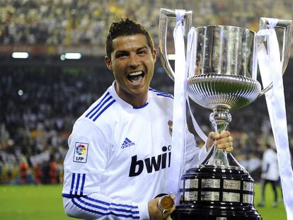 Ronaldo con el trofeo de la Copa del Rey.
