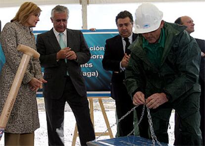 Javier Arenas colocó ayer la primera piedra de la nueva depuradora de Fuengirola.