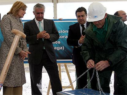 Javier Arenas colocó ayer la primera piedra de la nueva depuradora de Fuengirola.