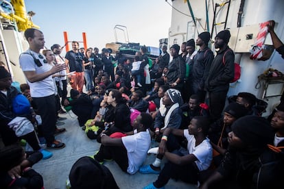 Personas de MSF explican a los migrantes como deben actuar a su llegada al puerto de Valencia. 