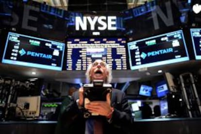 Wall Street abrió hoy ligeramente a la baja y el índice Dow Jones de Industriales bajaba media hora después del inicio de la sesión 0,89 puntos para colocarse en las 13.244,56 unidades. EFE/Archivo