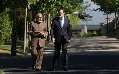 Reunión en el Palacio de la Moncloa, del presidente del Gobierno español, Mariano Rajoy (d), recibe al primer ministro de indio, Narendra Modi (i), en La Moncloa, el 31 de mayo de 2017.