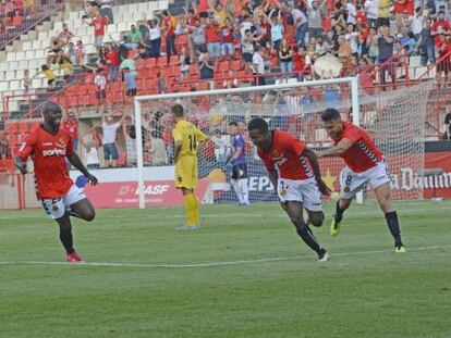 Els jugadors del N&agrave;stic celebren el gol de la vict&ograve;ria.