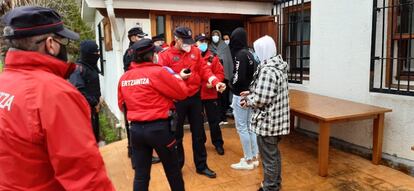 Un total de 67 jóvenes fueron identificados cuando acabó la fiesta y decidieron salir.