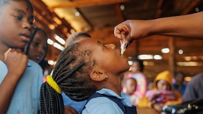 Una niña tomando la vacuna del cólera en la localidad de Lichinga (Niassa, Mozambique), en febrero de 2023.