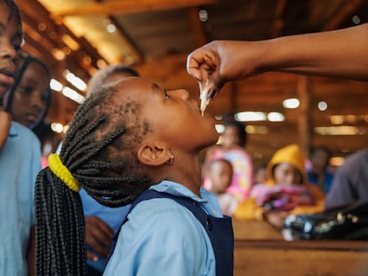 Una niña tomando la vacuna del cólera en la localidad de Lichinga (Niassa, Mozambique), en febrero de 2023.