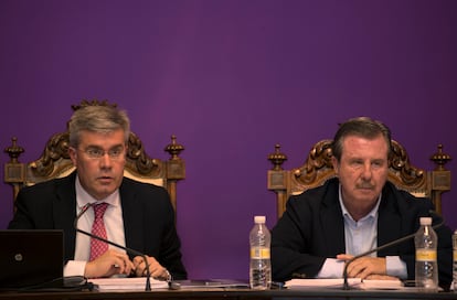 El alcalde de Jaén, José Enrique Fernández de Moya, a la izquierda, y Miguel Ángel García Anguita, en un pleno de Ayuntamiento en 2014.