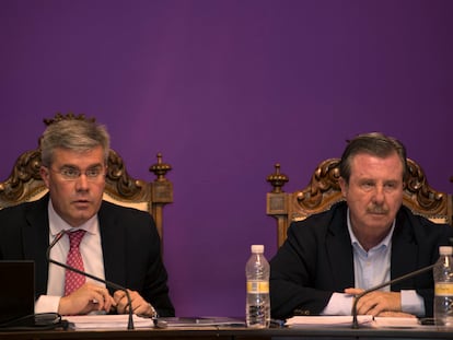 El alcalde de Jaén, José Enrique Fernández de Moya, a la izquierda, y Miguel Ángel García Anguita, en un pleno de Ayuntamiento en 2014.